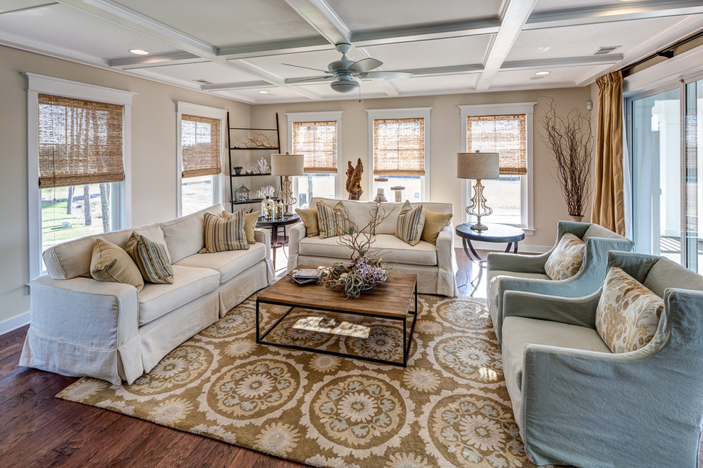 Maritimes Wohnzimmer mit beiger Wandfarbe und braunem Holzboden in Washington, D.C.