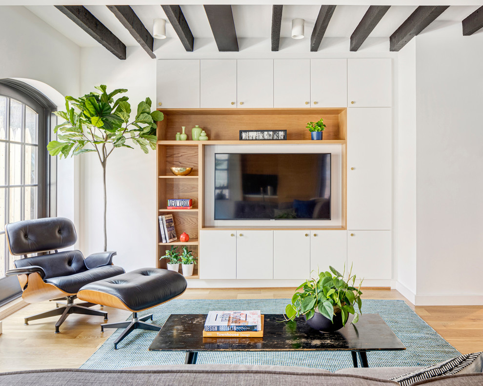 Inspiration pour un salon minimaliste ouvert avec un sol en bois brun et un téléviseur encastré.