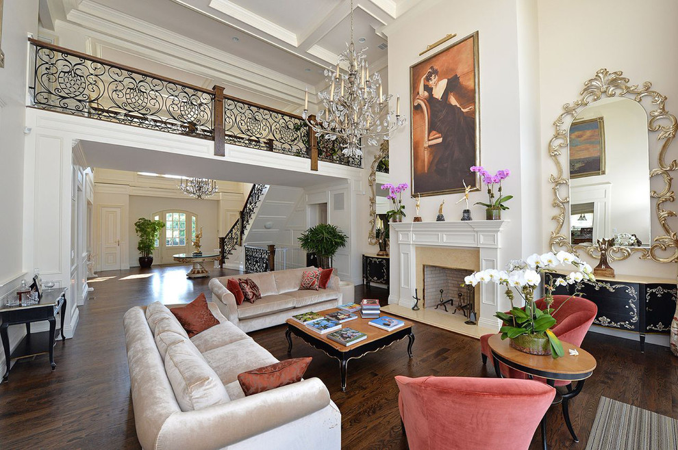 Aménagement d'un salon classique avec un mur beige, parquet foncé et une cheminée standard.