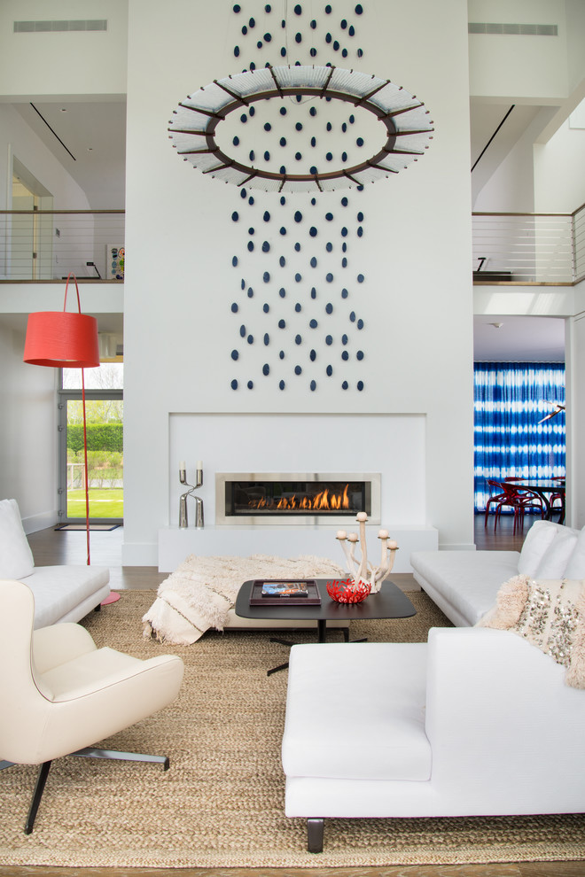 Idées déco pour un grand salon contemporain avec une salle de réception, un mur blanc et une cheminée ribbon.