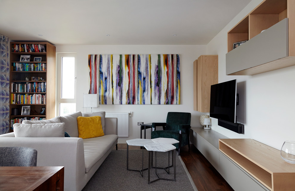 Imagen de salón abierto minimalista de tamaño medio sin chimenea con paredes blancas, suelo de madera oscura y televisor colgado en la pared