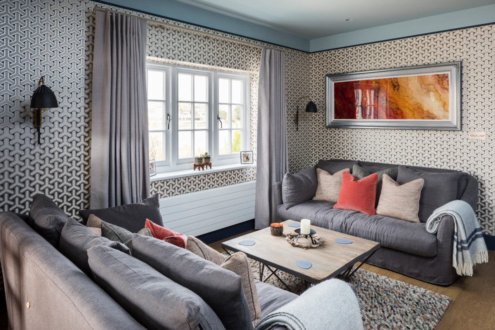 Свежая идея для дизайна: изолированная гостиная комната среднего размера в стиле неоклассика (современная классика) с серыми стенами, паркетным полом среднего тона и коричневым полом - отличное фото интерьера