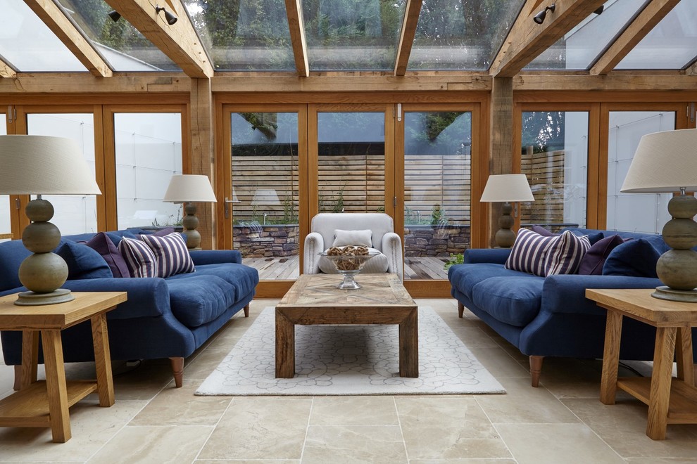 Foto di un grande soggiorno stile marino aperto con pareti beige, pavimento beige e travi a vista