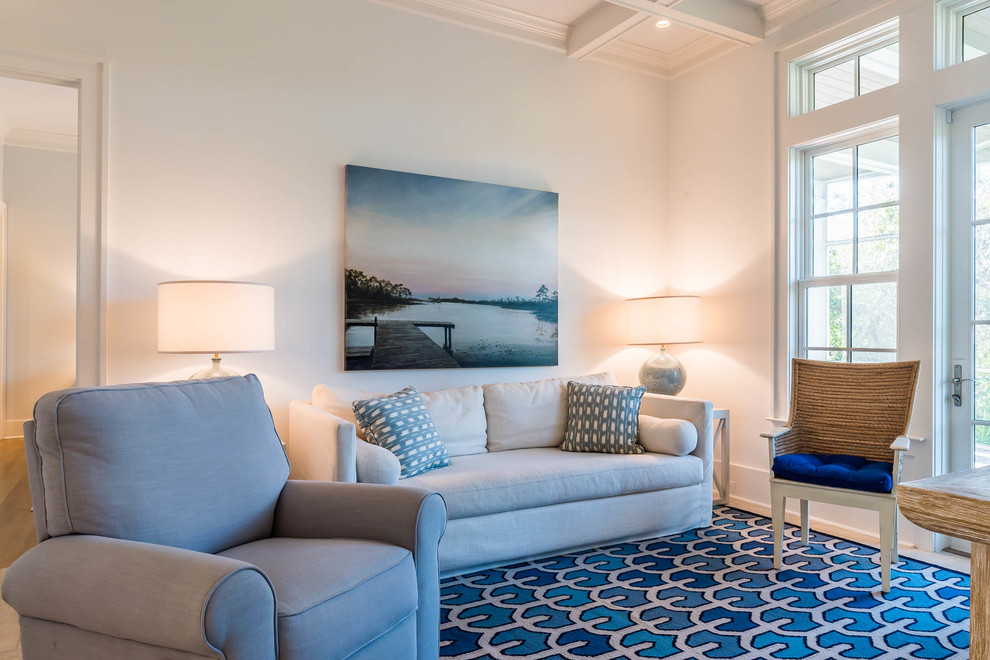 Esempio di un ampio soggiorno stile shabby aperto con pareti grigie, parquet chiaro, TV autoportante e pavimento marrone