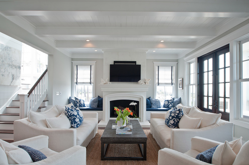 Идея дизайна: гостиная комната в морском стиле с серыми стенами, темным паркетным полом, стандартным камином, телевизором на стене и коричневым полом