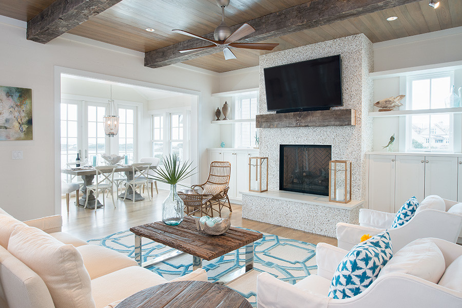 Стильный дизайн: открытая гостиная комната среднего размера в морском стиле с белыми стенами и телевизором на стене - последний тренд