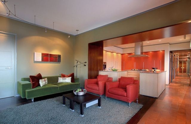 На фото: гостиная комната в современном стиле с