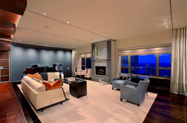 Пример оригинального дизайна: большая открытая гостиная комната в современном стиле с музыкальной комнатой, синими стенами, стандартным камином, фасадом камина из металла, паркетным полом среднего тона и коричневым полом