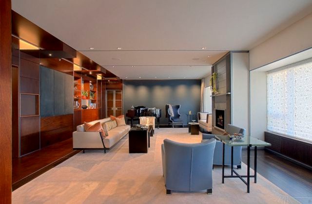 Пример оригинального дизайна: большая открытая гостиная комната в современном стиле с музыкальной комнатой, синими стенами, паркетным полом среднего тона, стандартным камином, фасадом камина из металла и коричневым полом