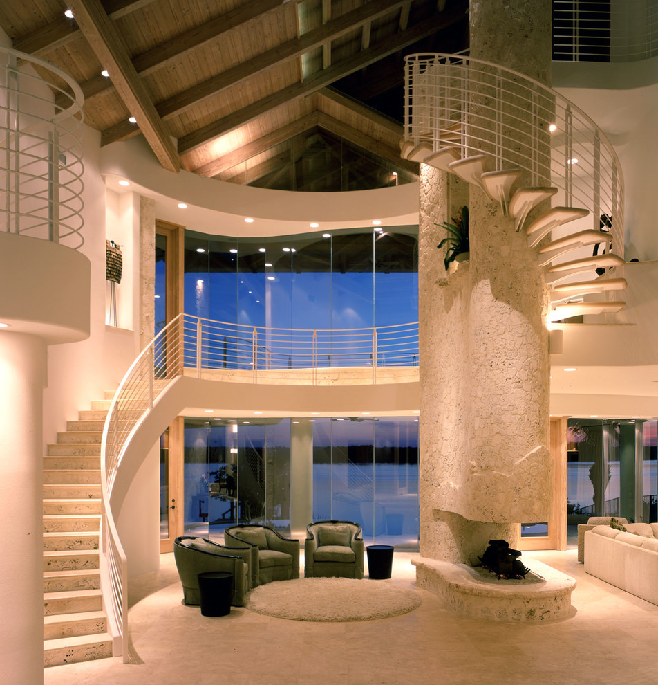 Mittelgroßes Modernes Wohnzimmer im Loft-Stil mit beiger Wandfarbe, Travertin, Tunnelkamin und Kaminumrandung aus Stein in Orlando