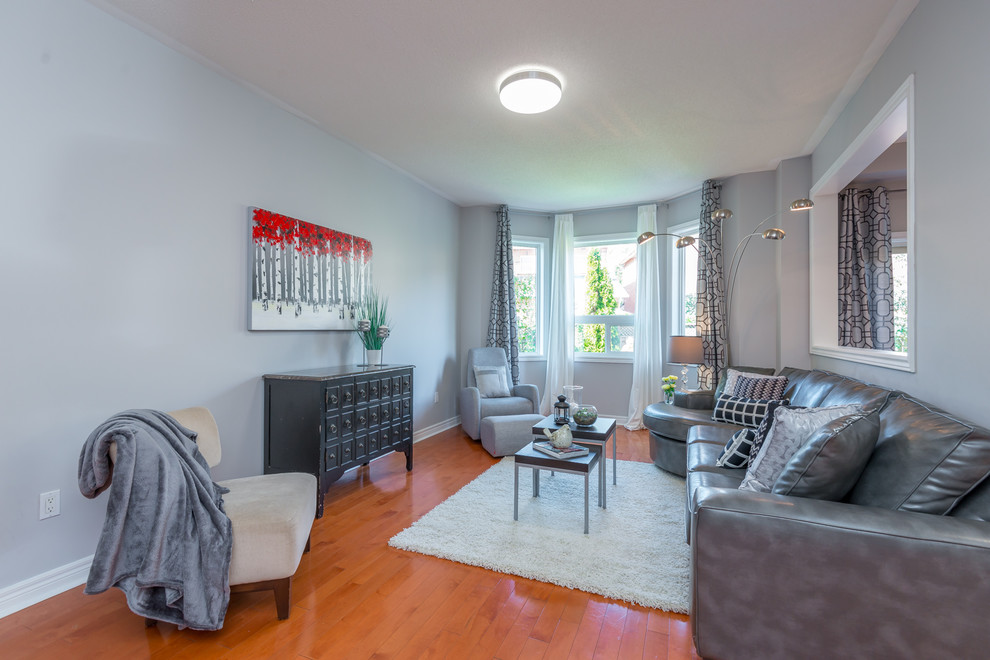 Стильный дизайн: открытая гостиная комната среднего размера в классическом стиле с серыми стенами, паркетным полом среднего тона и оранжевым полом - последний тренд