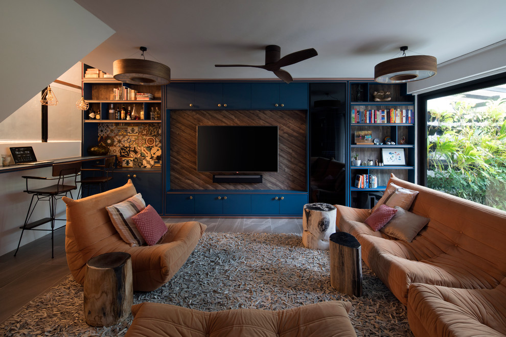 Imagen de salón cerrado de estilo zen con paredes blancas, televisor colgado en la pared y suelo marrón