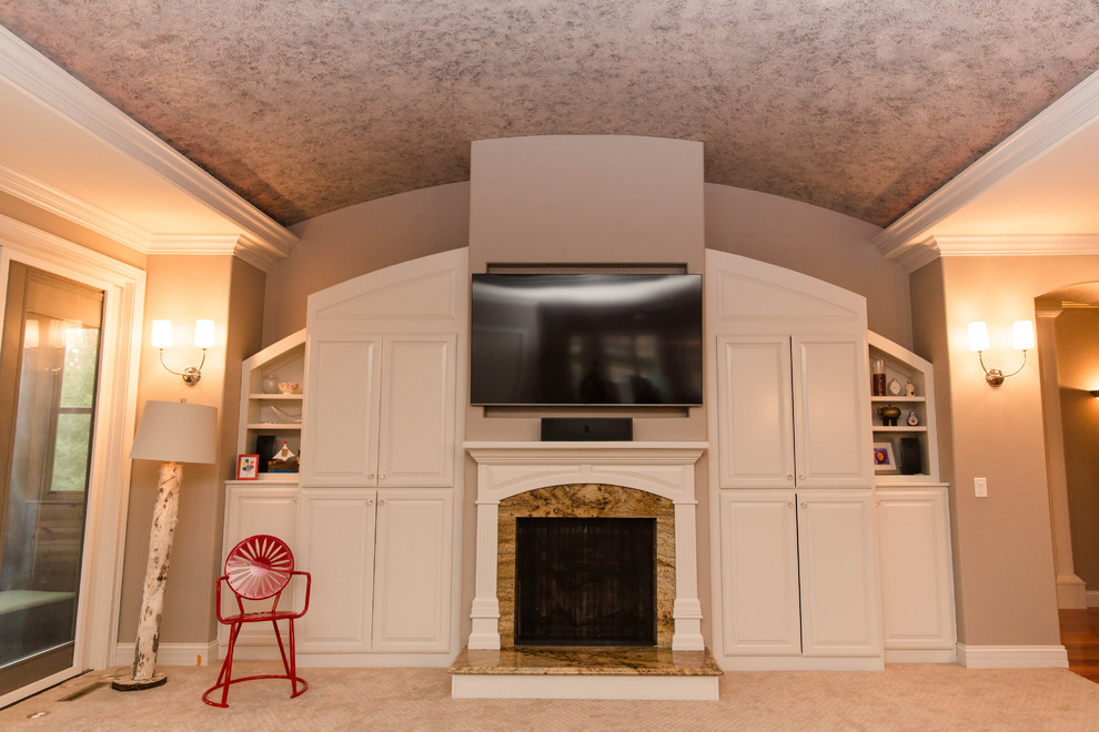 Идея дизайна: открытая гостиная комната среднего размера в стиле неоклассика (современная классика) с серыми стенами, ковровым покрытием, стандартным камином, фасадом камина из камня, телевизором на стене и бежевым полом