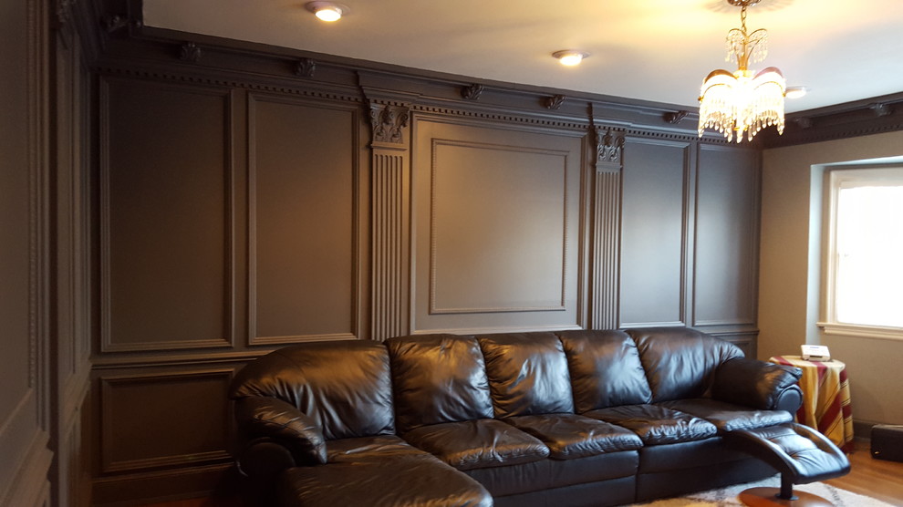 Пример оригинального дизайна: маленькая парадная, изолированная гостиная комната в классическом стиле с серыми стенами, паркетным полом среднего тона и отдельно стоящим телевизором без камина для на участке и в саду
