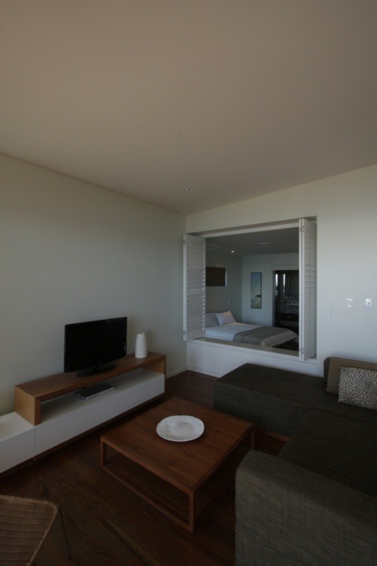 Idee per un soggiorno costiero di medie dimensioni e aperto con TV autoportante, pareti bianche e parquet scuro