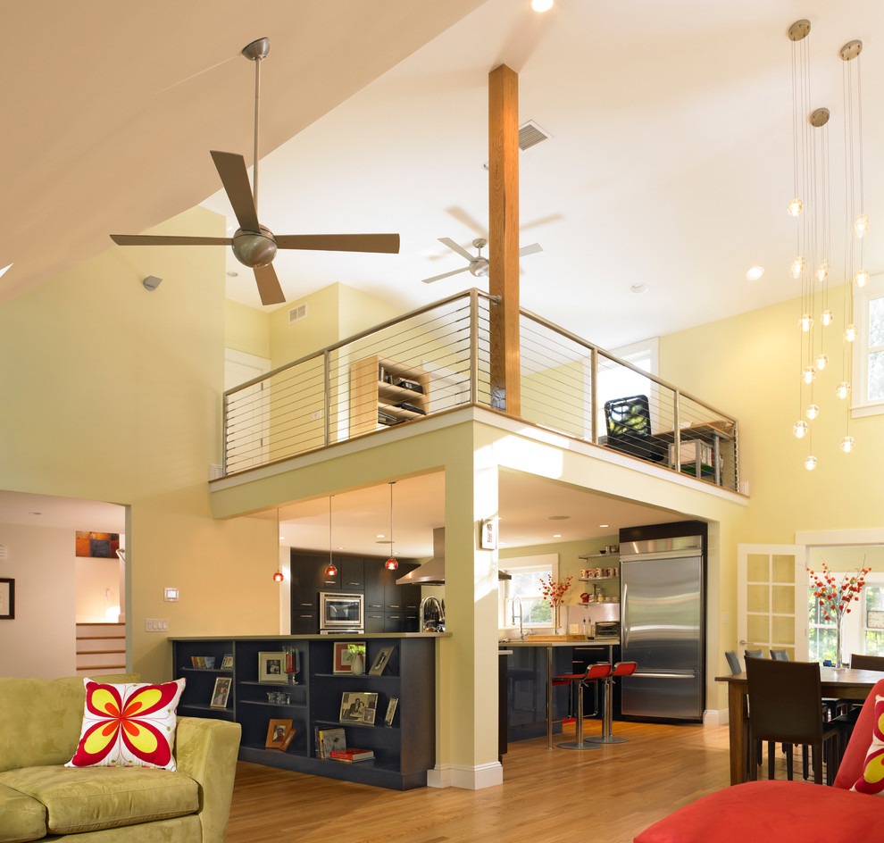 Mittelgroßes, Repräsentatives, Fernseherloses Modernes Wohnzimmer ohne Kamin, im Loft-Stil mit gelber Wandfarbe und hellem Holzboden in Boston