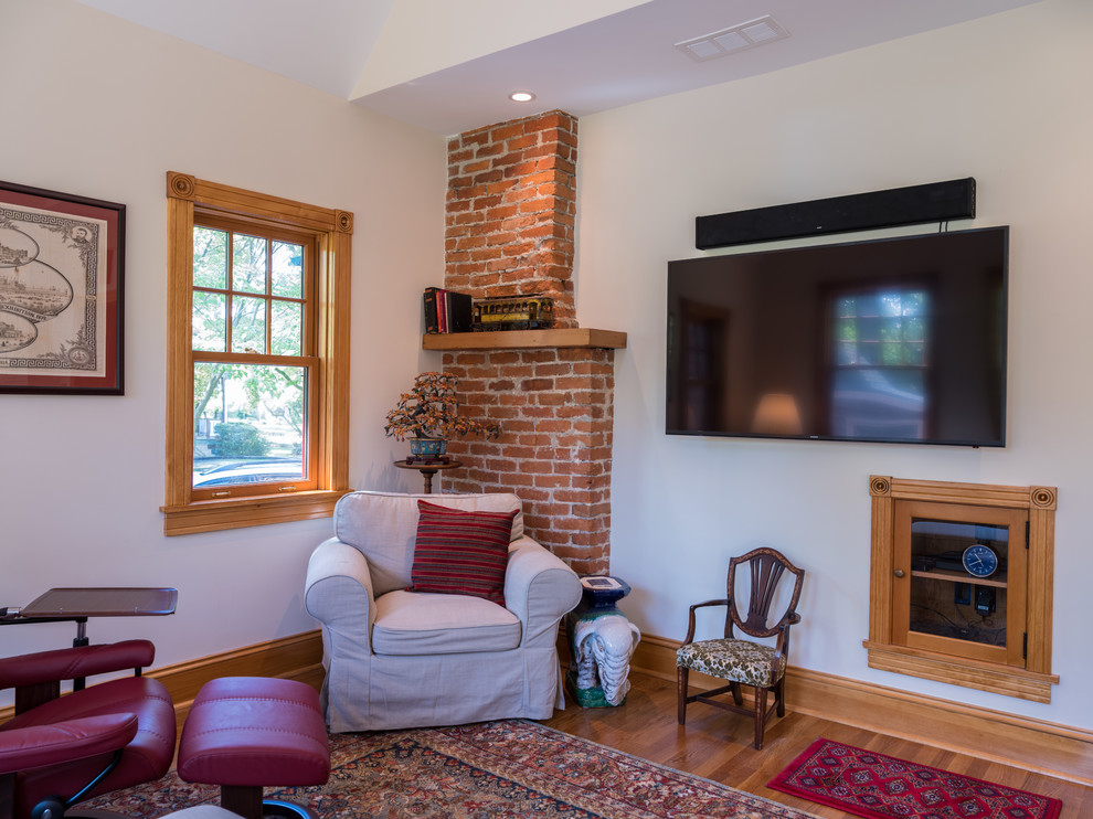 Источник вдохновения для домашнего уюта: открытая гостиная комната среднего размера в классическом стиле с бежевыми стенами, светлым паркетным полом, телевизором на стене и коричневым полом