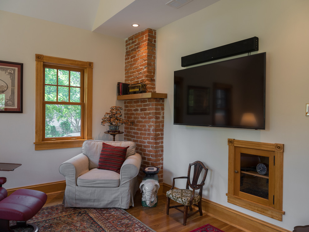 Esempio di un soggiorno chic di medie dimensioni e aperto con pareti beige, parquet chiaro, TV a parete e pavimento marrone