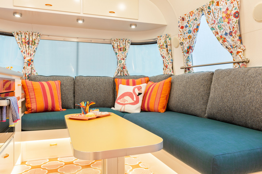 Idee per un piccolo soggiorno bohémian con pareti bianche, pavimento in legno verniciato, TV a parete e pavimento arancione