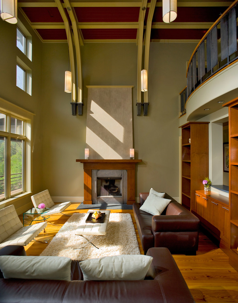 Réalisation d'un salon design de taille moyenne et fermé avec une salle de réception, un mur beige, un sol en bois brun, une cheminée standard, aucun téléviseur et un manteau de cheminée en bois.