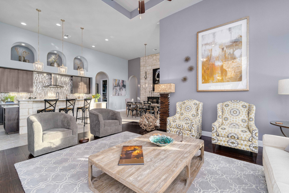 Offenes Klassisches Wohnzimmer mit lila Wandfarbe, dunklem Holzboden, braunem Boden und eingelassener Decke in Austin