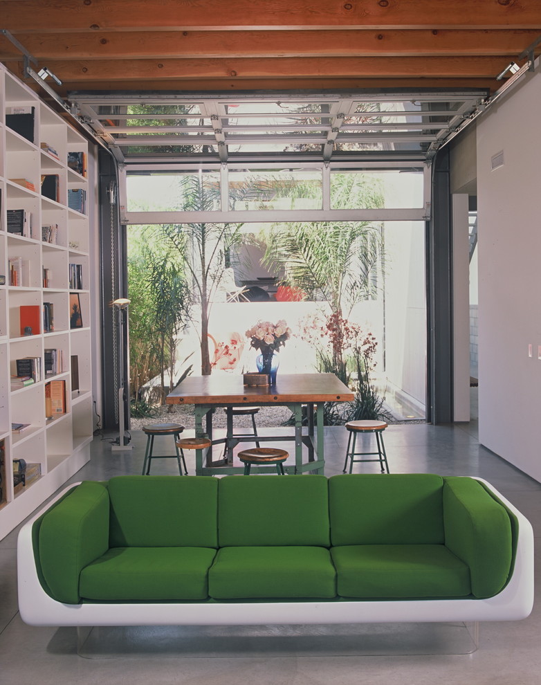 Foto di un soggiorno moderno con libreria