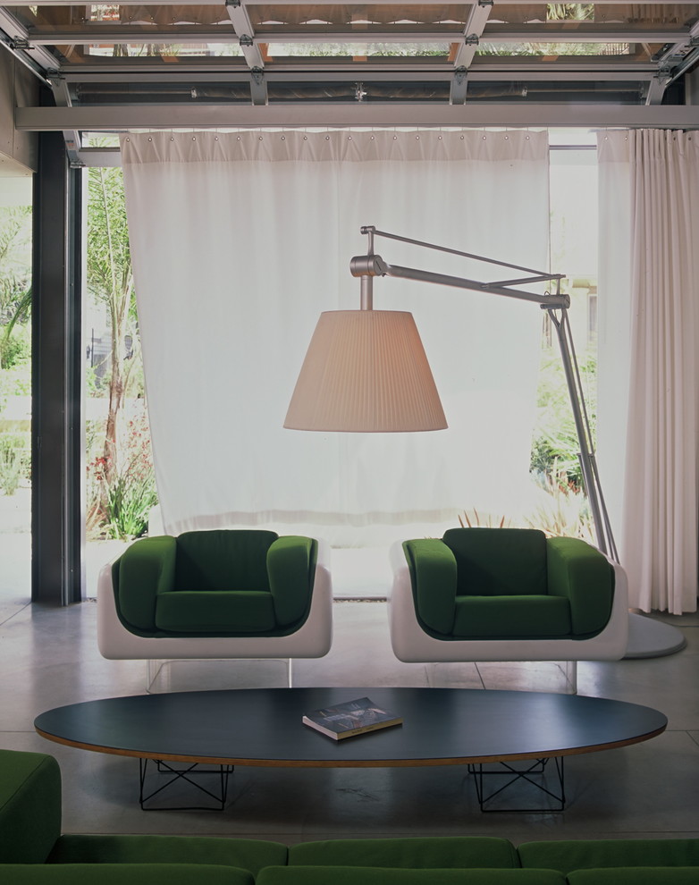 Стильный дизайн: гостиная комната:: освещение в стиле модернизм с бетонным полом - последний тренд