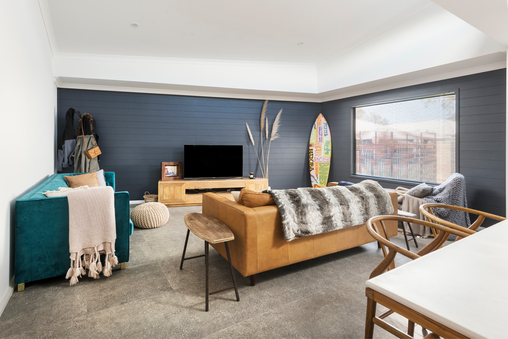 Modelo de salón abierto marinero de tamaño medio sin chimenea con suelo de baldosas de cerámica, televisor independiente, suelo gris y paredes azules