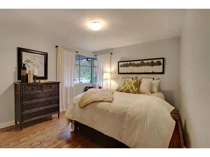 Minimalist bedroom photo in Seattle