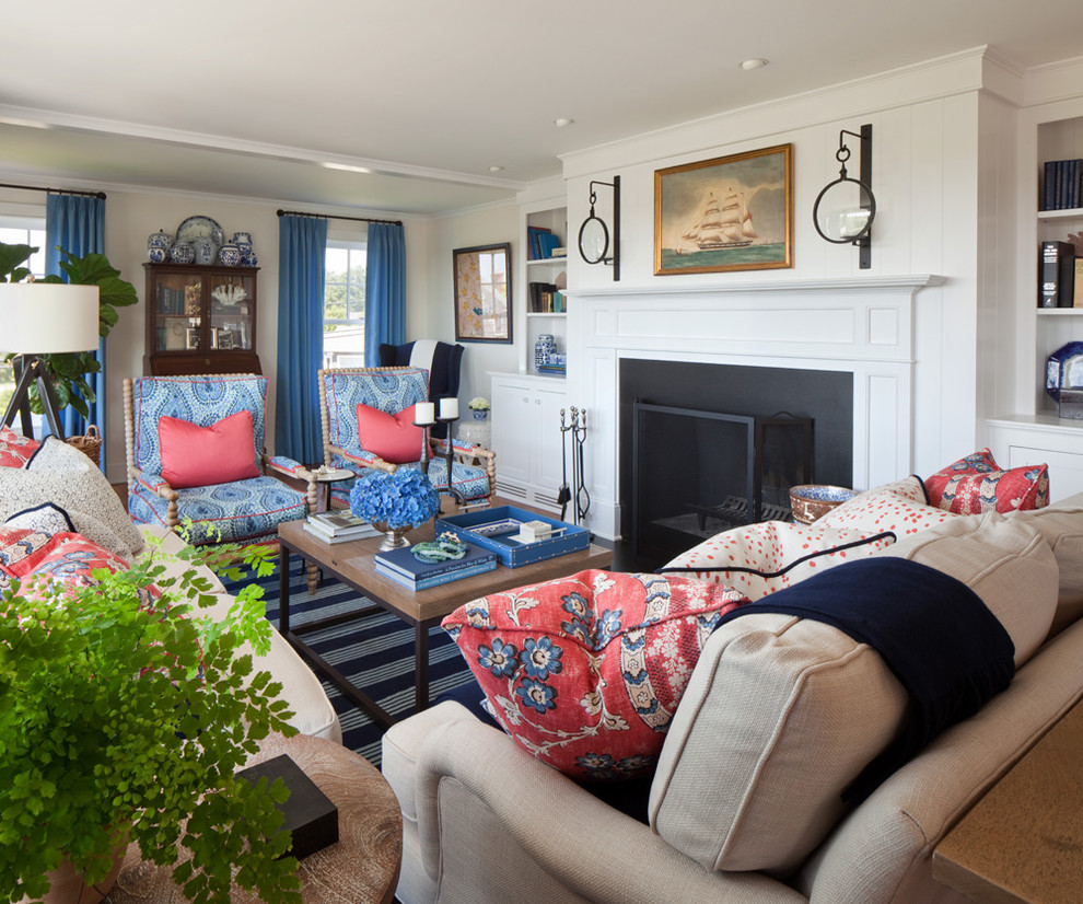 Пример оригинального дизайна: парадная гостиная комната в классическом стиле с белыми стенами, стандартным камином, фасадом камина из металла и синими шторами