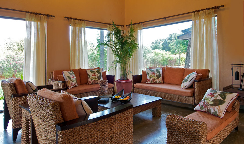 Immagine di un grande soggiorno design chiuso con pareti arancioni, pavimento in marmo, nessun camino e nessuna TV
