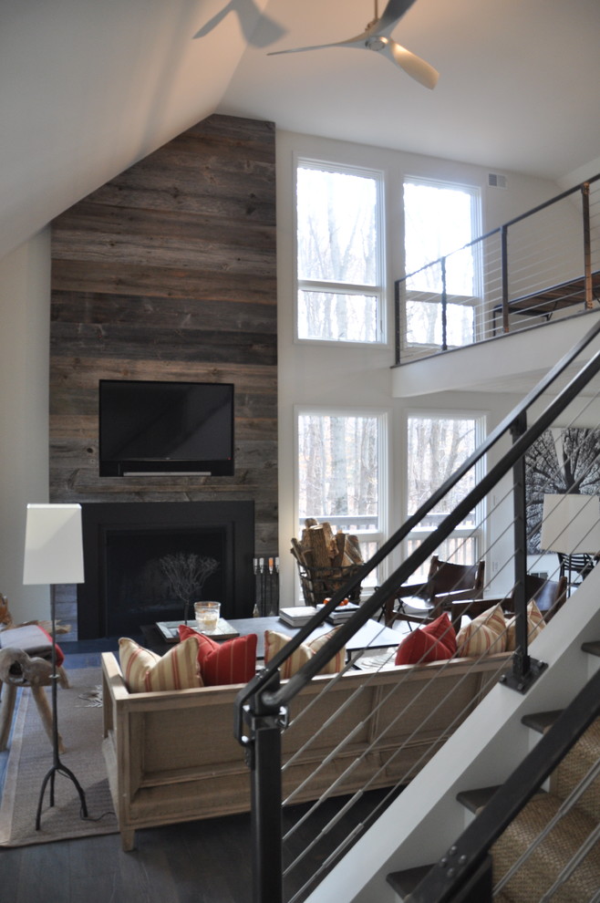 Mittelgroßes, Offenes Modernes Wohnzimmer mit weißer Wandfarbe, dunklem Holzboden, Kamin, Kaminumrandung aus Holz und TV-Wand in New York
