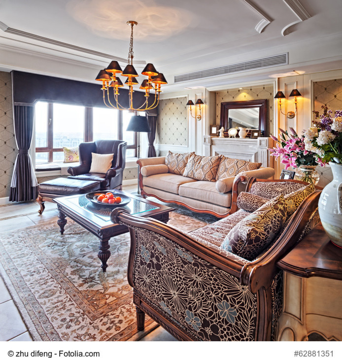 Großes, Repräsentatives, Abgetrenntes Klassisches Wohnzimmer mit beiger Wandfarbe, hellem Holzboden, Kamin und Kaminumrandung aus Holz in Sonstige