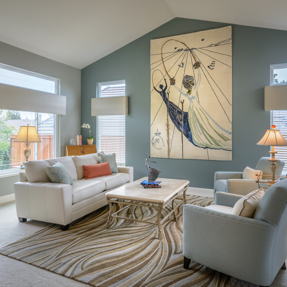 Immagine di un grande soggiorno tradizionale aperto con pareti blu, moquette e tappeto