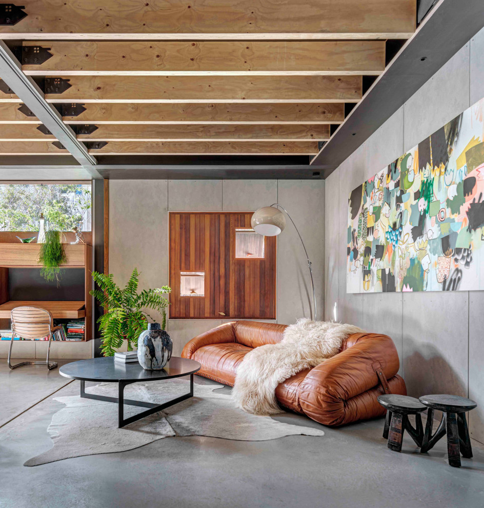 Идея дизайна: гостиная комната с балками на потолке