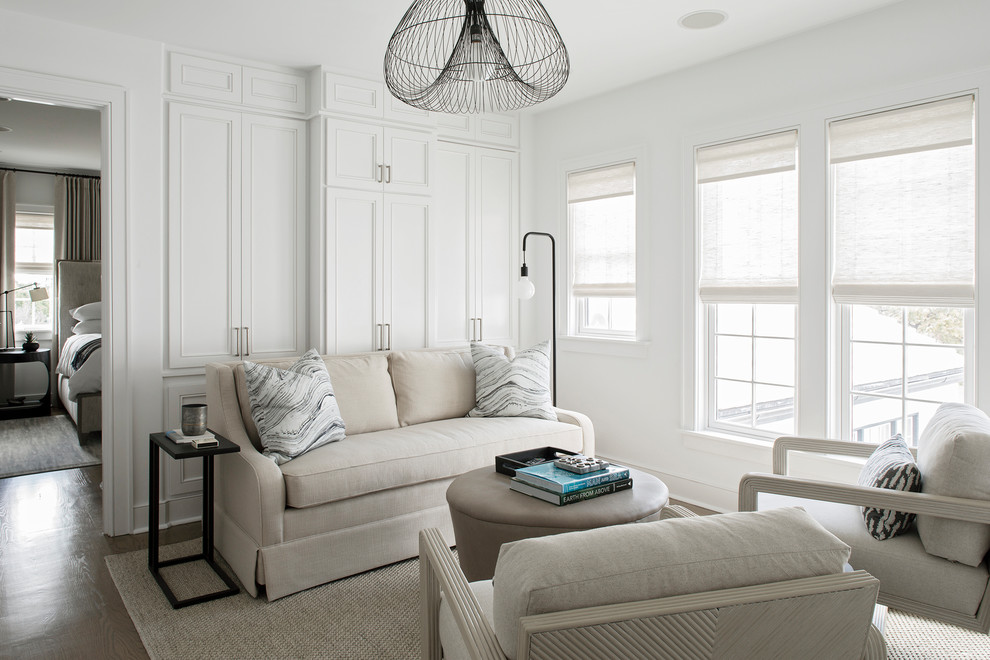 Стильный дизайн: маленькая изолированная гостиная комната:: освещение в морском стиле с белыми стенами, паркетным полом среднего тона и коричневым полом для на участке и в саду - последний тренд