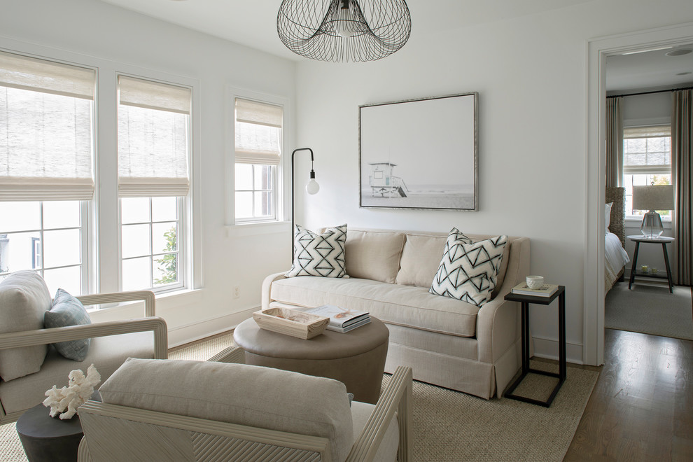 Immagine di un piccolo soggiorno costiero chiuso con pareti bianche, pavimento in legno massello medio, TV a parete e pavimento grigio