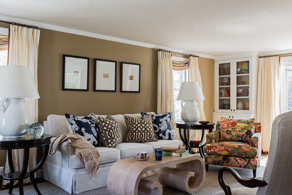 Стильный дизайн: гостиная комната среднего размера в современном стиле с коричневыми стенами - последний тренд