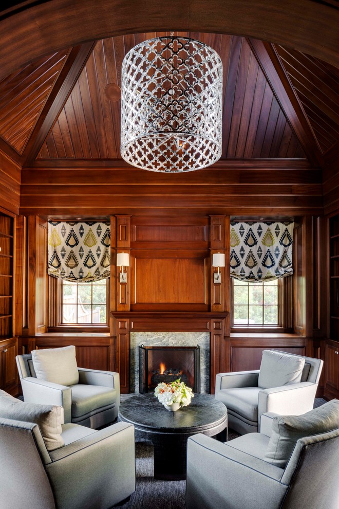 Repräsentatives, Abgetrenntes Klassisches Wohnzimmer mit brauner Wandfarbe, Teppichboden, Kamin und Kaminumrandung aus Stein in Boston