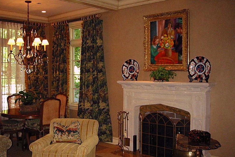 Großes, Repräsentatives, Abgetrenntes Klassisches Wohnzimmer mit brauner Wandfarbe, dunklem Holzboden, Kamin, Kaminumrandung aus Holz und braunem Boden in Boston