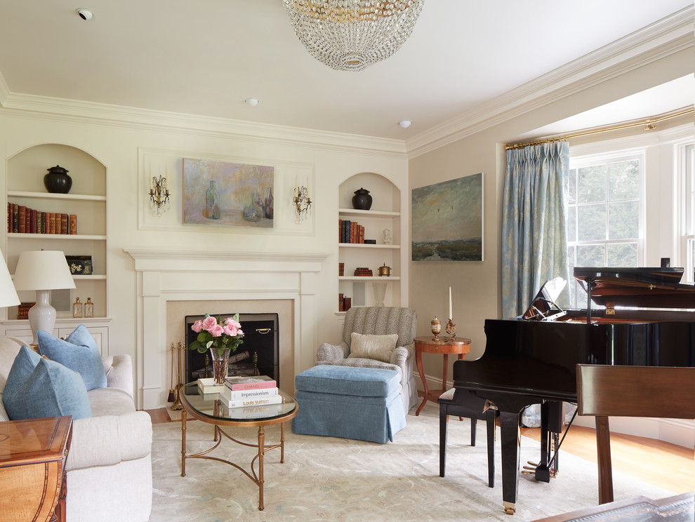 Immagine di un soggiorno tradizionale con sala formale, pareti beige e camino classico