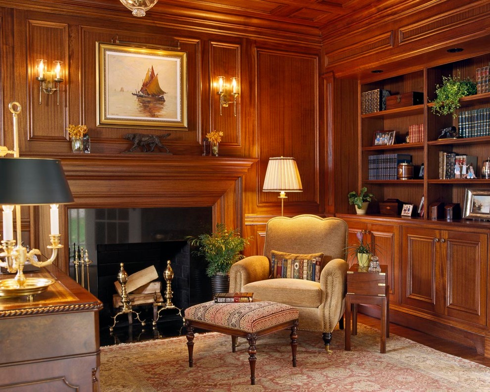 Cette image montre un salon traditionnel de taille moyenne et fermé avec une bibliothèque ou un coin lecture, un mur marron, un sol en bois brun, une cheminée standard, un manteau de cheminée en bois et aucun téléviseur.