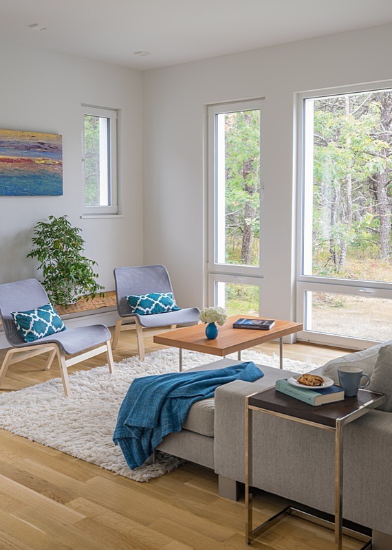 Immagine di un soggiorno moderno di medie dimensioni e aperto con pareti bianche, parquet chiaro e nessuna TV