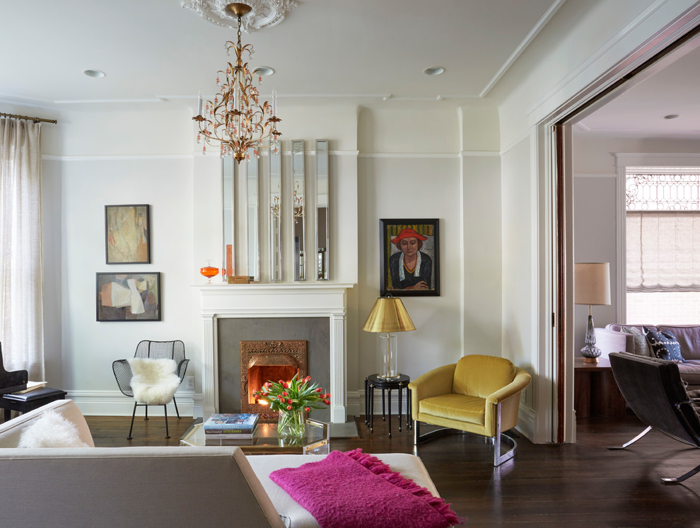 Eklektisches Wohnzimmer mit beiger Wandfarbe, dunklem Holzboden, Kamin und braunem Boden in Chicago