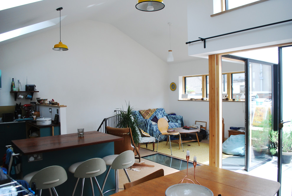 Foto di un piccolo soggiorno minimal chiuso con pareti bianche, pavimento in sughero e pavimento marrone