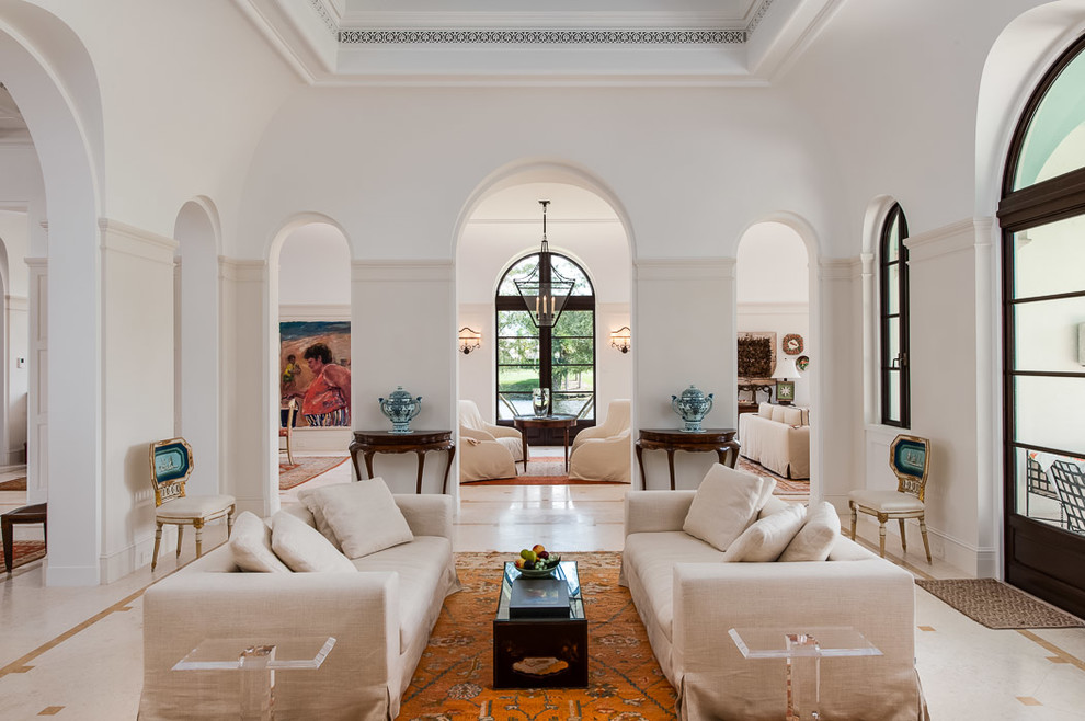 Стильный дизайн: парадная гостиная комната в средиземноморском стиле - последний тренд