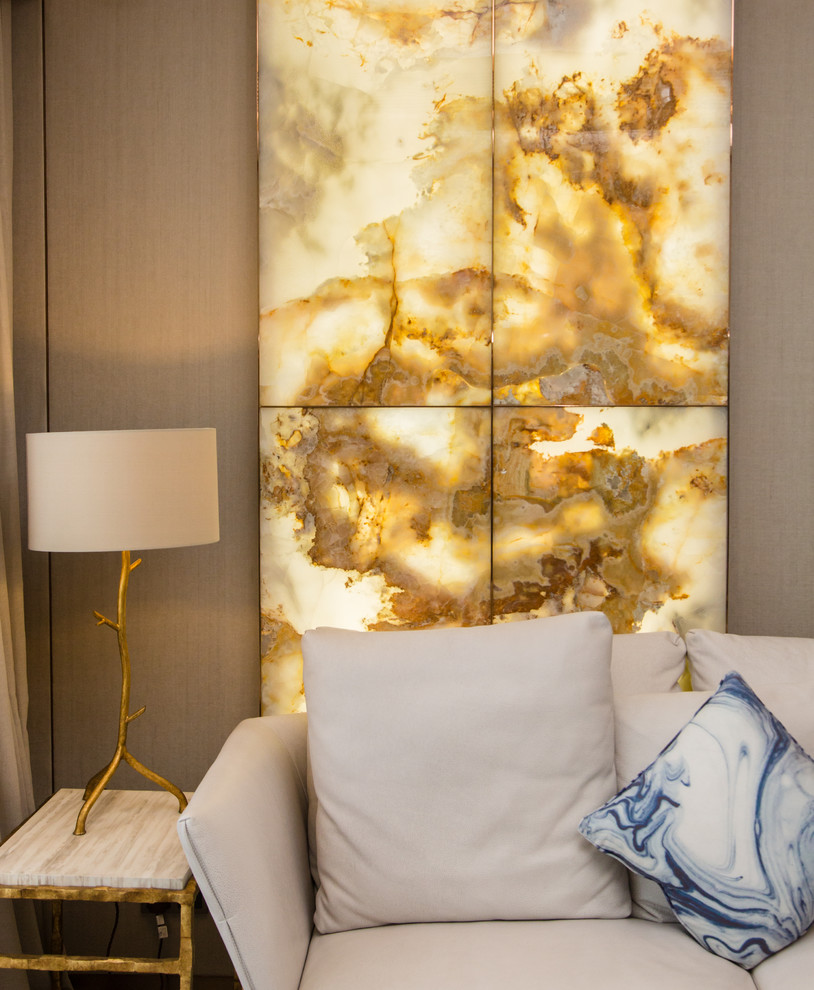 Cette image montre un salon minimaliste avec un mur beige, un sol en contreplaqué et un téléviseur fixé au mur.