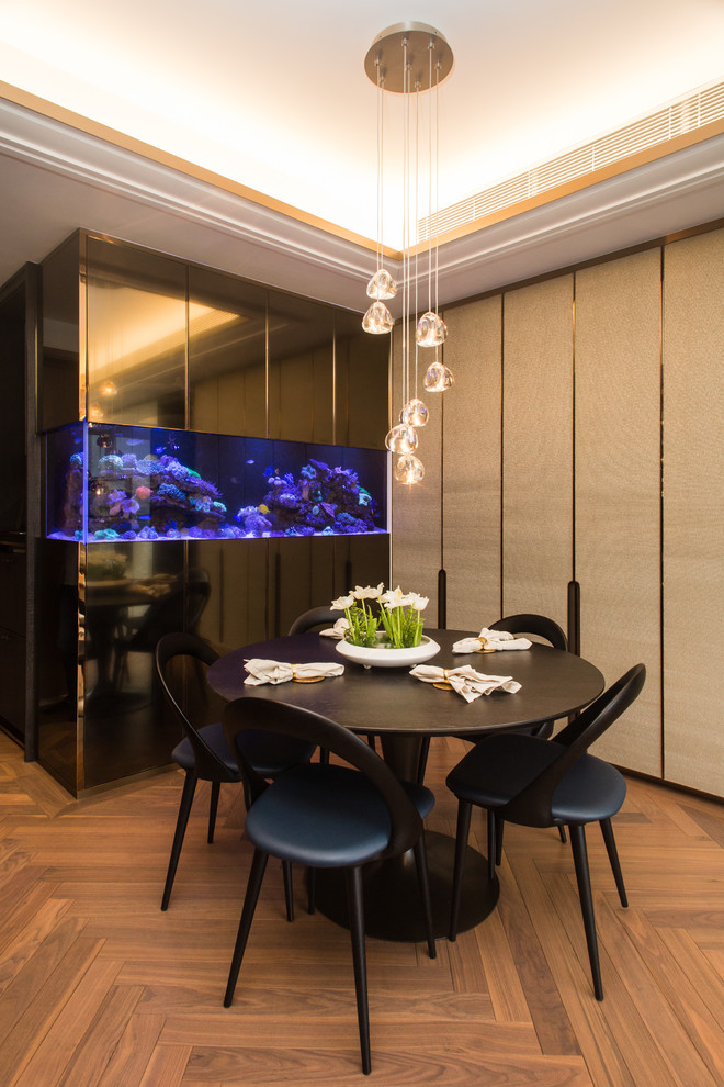 Свежая идея для дизайна: гостиная комната в стиле модернизм с бежевыми стенами, полом из фанеры и телевизором на стене - отличное фото интерьера