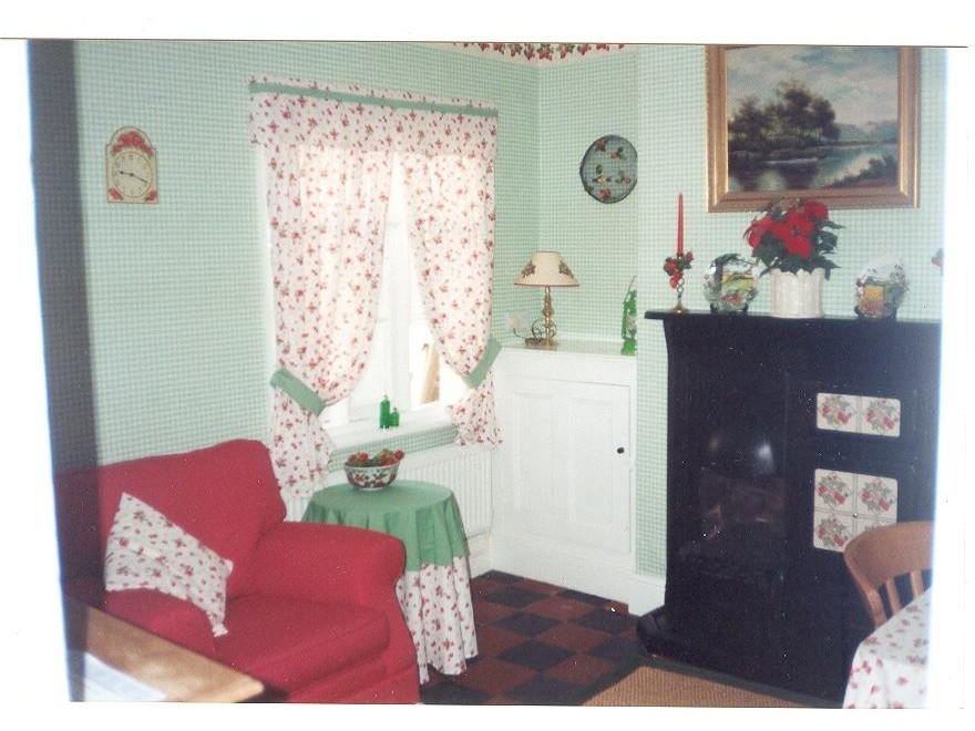 Exemple d'un petit salon nature avec un mur multicolore, un sol en carrelage de céramique, une cheminée double-face, un manteau de cheminée en métal et aucun téléviseur.
