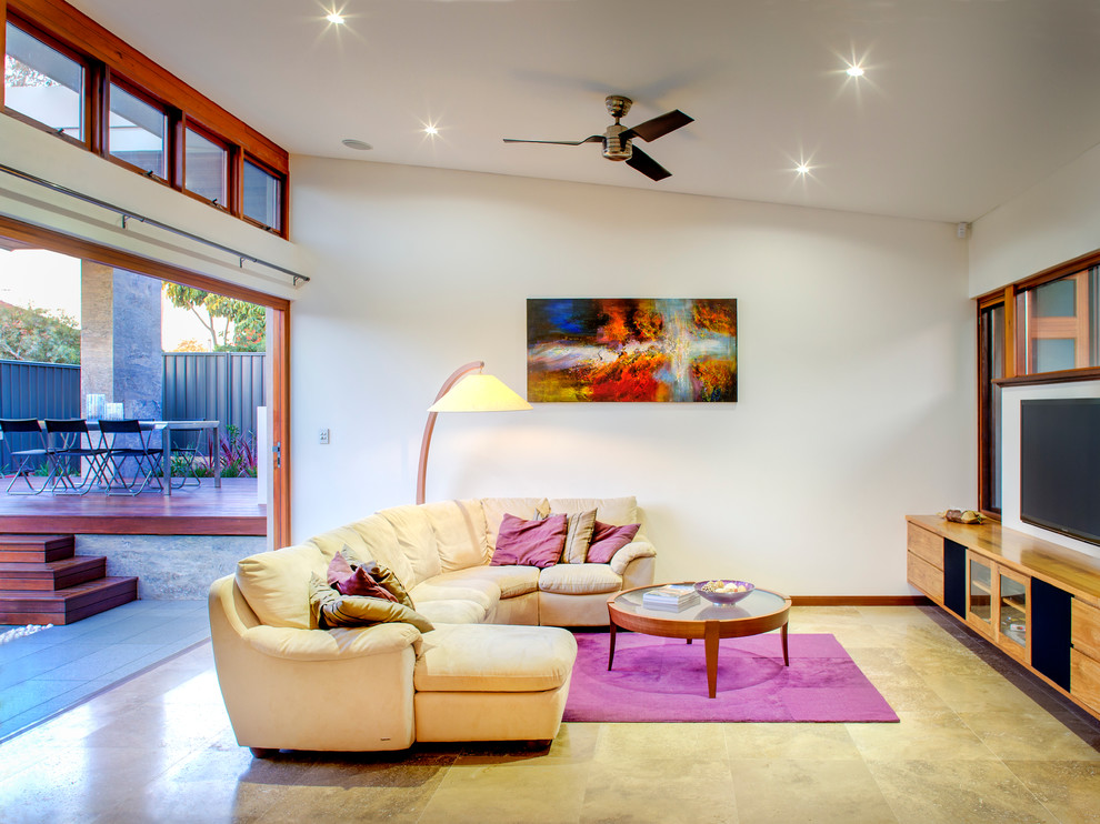 Идея дизайна: гостиная комната в современном стиле с белыми стенами и отдельно стоящим телевизором
